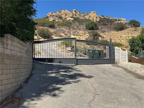 Photo of 8 Thompson Avenue, Chatsworth, CA 91311 (MLS # OC25122644)