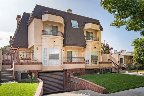 Photo of 604 W Wilson Avenue #2, Glendale, CA 91203 (MLS # GD25248220) Photo of 604 W Wilson Avenue #2, Glendale, CA 91203 (MLS # GD25248220)