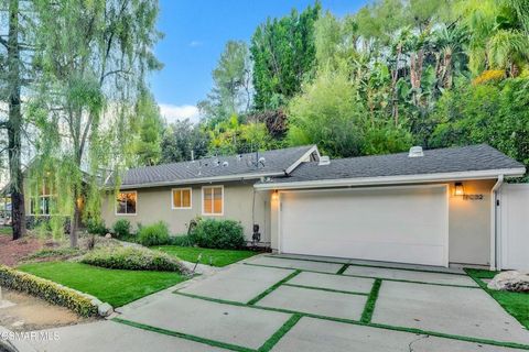 Photo of 17032 Cotter Place, Encino, CA 91436 (MLS # 225005632)