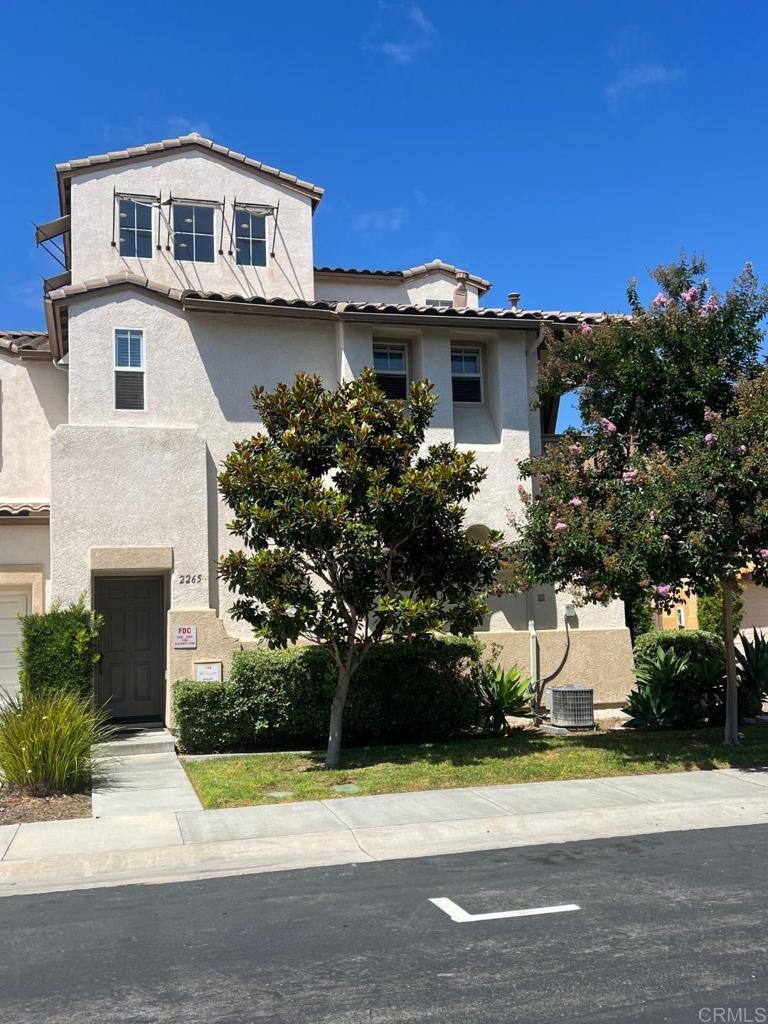 Gated in San Miguel Ranch, Great Property with high ceilings and natural light, this is an immaculate and well-maintained unit in a great community, with a Washer, Dryer, and Refrigerator, community pool, and gym, easy access to 125, close to restaurants and shops