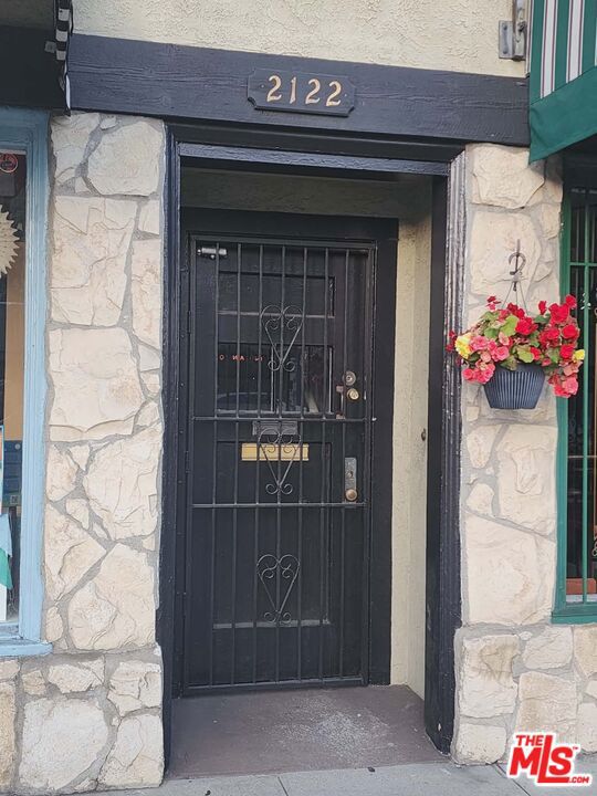 2122 N Hillhurst Avenue