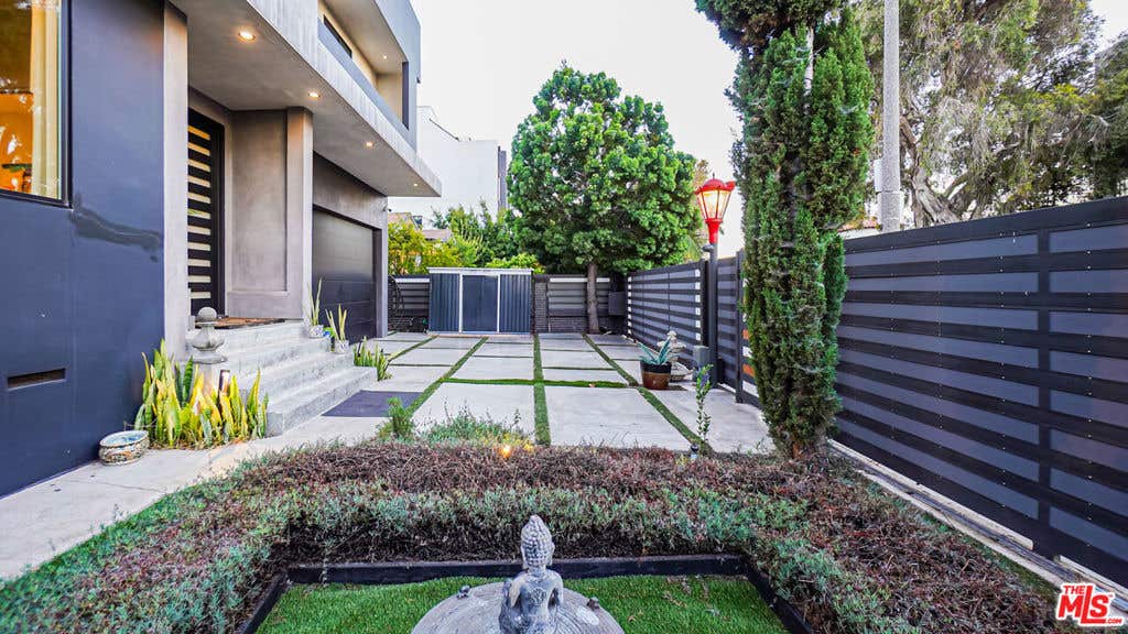 Photo of 2012 S Curson Avenue, Los Angeles, CA 90016 (MLS # 26851533)