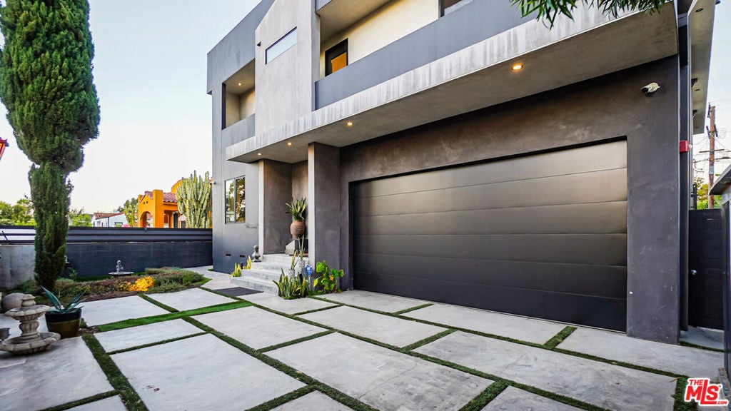 Photo of 2012 S Curson Avenue, Los Angeles, CA 90016 (MLS # 26851533)