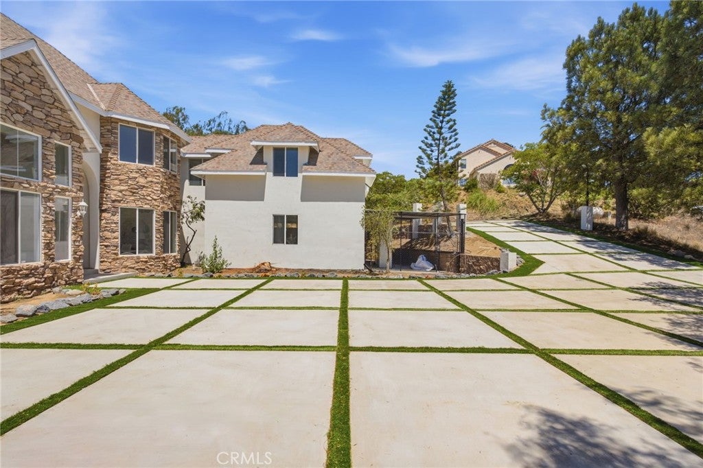 1094 Hillcrest View Lane