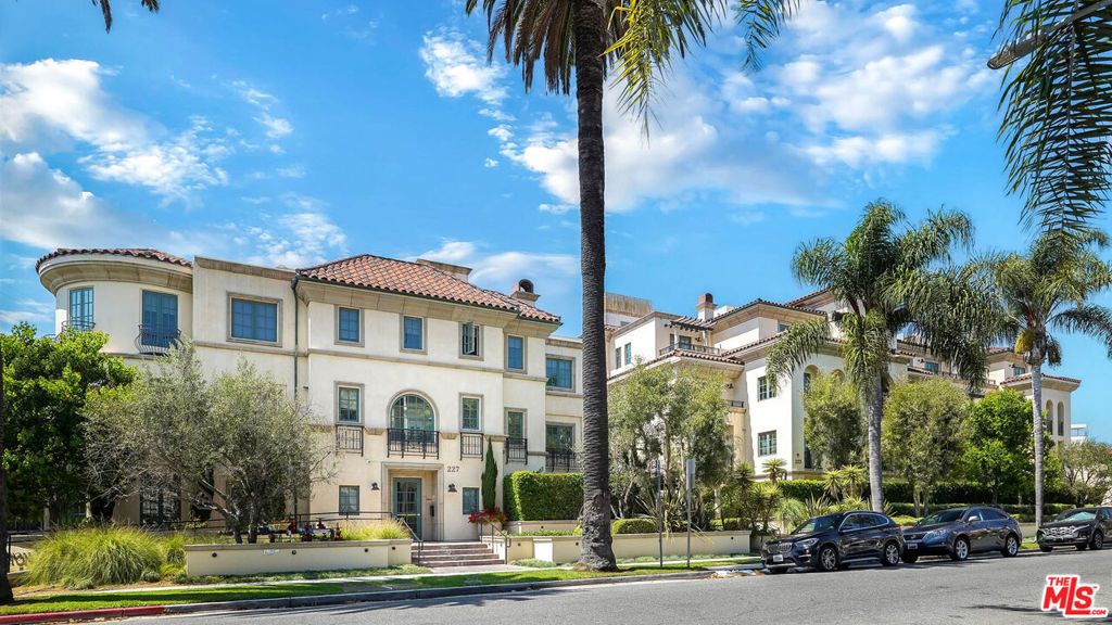 Photo of 225 S Hamilton Drive #102, Beverly Hills, CA 90211 (MLS # 26640217)