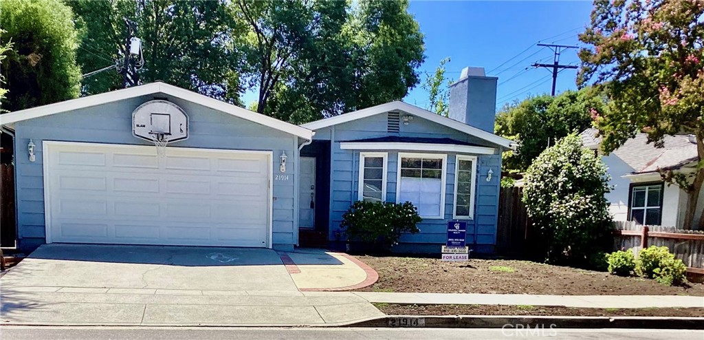 Charming 3-Bedroom Home for Lease – South of Ventura Blvd
Welcome to this inviting 3-bedroom home, perfectly situated in a desirable neighborhood just minutes from Topanga Mall, shopping, dining, and all amenities. Step inside to find spacious living areas with gleaming hardwood floors and a large window that fills the space with natural light. The renovated kitchen boasts newer appliances and plenty of storage, making it ideal for everyday living and entertaining.
A comfortable family room opens through sliding doors to a generous backyard featuring mature fruit trees—perfect for outdoor gatherings, gardening, or simply relaxing. With its warm character, updated features, and unbeatable location south of Ventura Blvd, this beautiful rental is one you won’t want to miss!