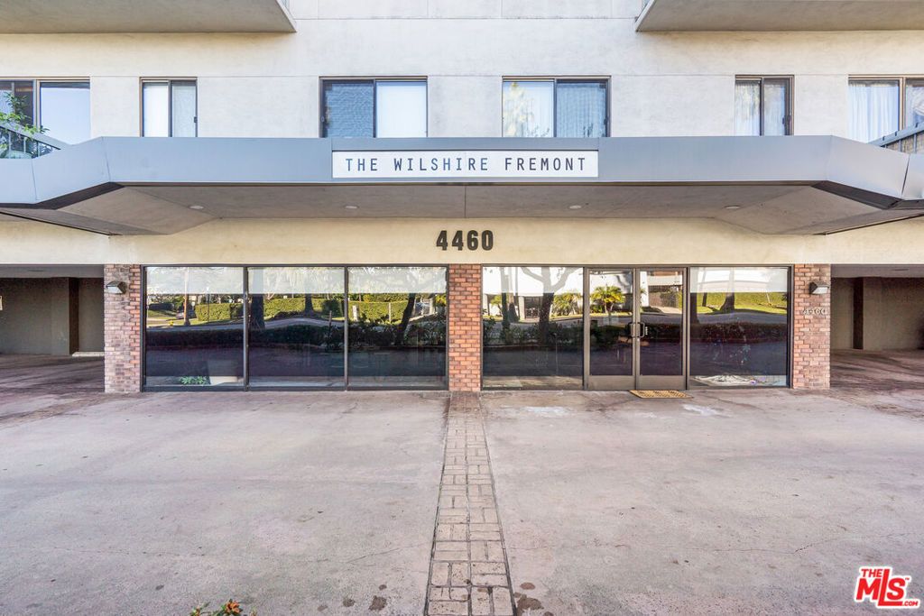 Photo of 4460 Wilshire Boulevard #406, Los Angeles, CA 90010 (MLS # 25629193)