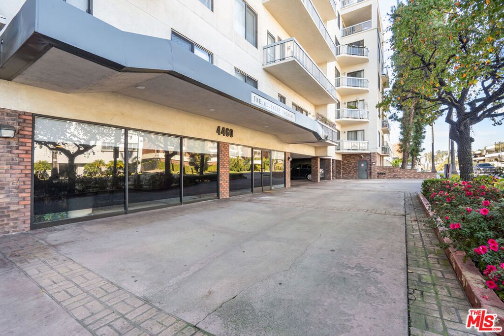 Photo of 4460 Wilshire Boulevard #406, Los Angeles, CA 90010 (MLS # 25629193)