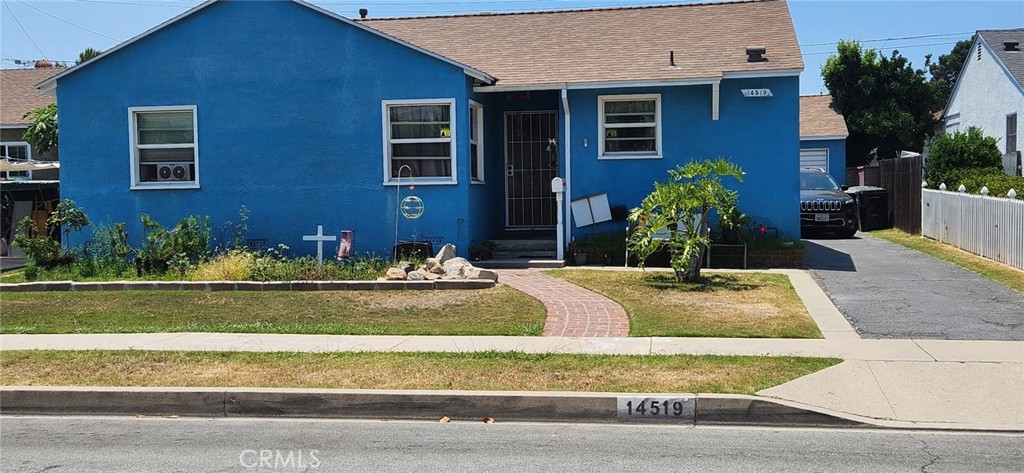 Welcome to this well-maintained 3-bedroom, 1-bath single-family home offering 1,373 square feet of comfortable living space with a lot size of 5,343. Built in 1956, this classic residence blends original charm with the potential to personalize and modernize.
Nestled in the vibrant City of Paramount, this home benefits from an urban location with a welcoming suburban feel. Enjoy tree-lined streets, thoughtfully landscaped boulevards, and a community known for its public art and pride of ownership.
Whether you're a first-time buyer or looking for a home with character and room to grow, this property presents a wonderful opportunity in a city that values beauty, connectivity, and neighborhood charm.
The home has a new roof, Low-E windows, copper piping throughout, and recently remodeled primary with a walk-in.
Bienvenido a esta acogedora casa unifamiliar de 3 recámaras y 1 baño, con 1,373 pies cuadrados de espacio habitable. Construida en 1956, esta propiedad clásica conserva su encanto original y ofrece un gran potencial para personalizarla a tu gusto.
Ubicada en la vibrante ciudad de Paramount, esta casa combina la conveniencia de una ubicación urbana con la tranquilidad de un ambiente suburbano. Disfruta de calles arboladas, bulevares ajardinados y una comunidad reconocida por su arte público y orgullo vecinal.
Ya sea que estés comprando por primera vez o buscando una casa con carácter y espacio para crecer, esta propiedad representa una excelente oportunidad en una ciudad que valora la belleza, la conectividad y el espíritu de comunidad.