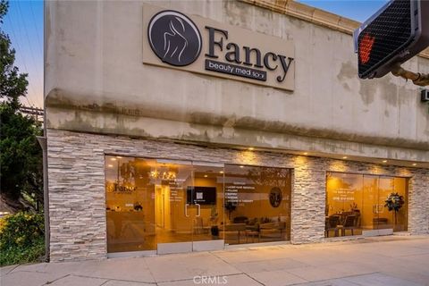 Photo of 17071 Ventura Boulevard, Encino, CA 91316 (MLS # SR26037029)