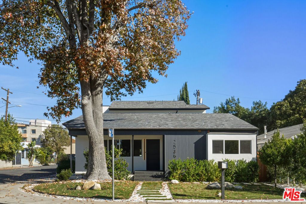 Photo of 2536 Cotner Avenue, Los Angeles, CA 90064 (MLS # 26632907)