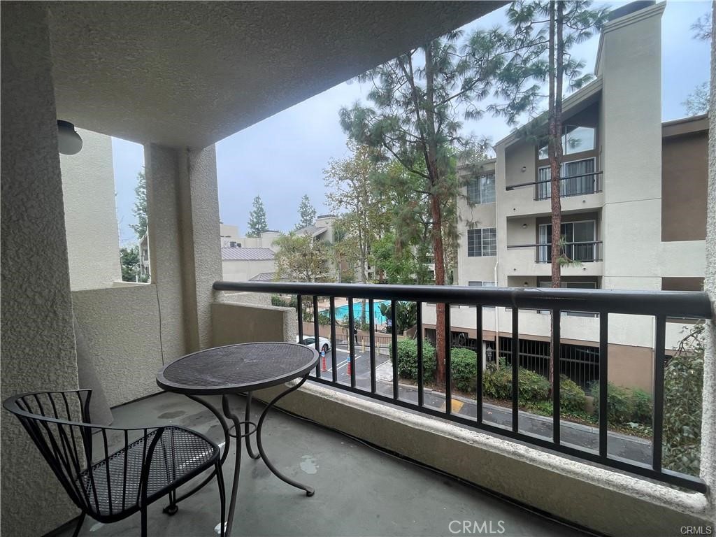 Warner Center, The Met community offering 1 bedroom 1 bath unit on the second floor in building 15. Great location,,,This unit is close to elevator on the second floor and has a pool view.Light and bright with newer carpet and fresh paint, track lighting fixture, gas fireplace, garbage disposal,ceiling fan and track lighting. Balcony has a pool view. Move-In Ready. Close to all shops and restaurants, Kaiser Permanente, Pierce College,Warner Village. 24 hrs guard and full amenities: Gym, basketball court, tennis courts, etc.