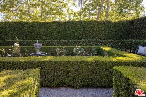 Photo of 639 S Sycamore Avenue, Los Angeles, CA 90036 (MLS # 26667449)