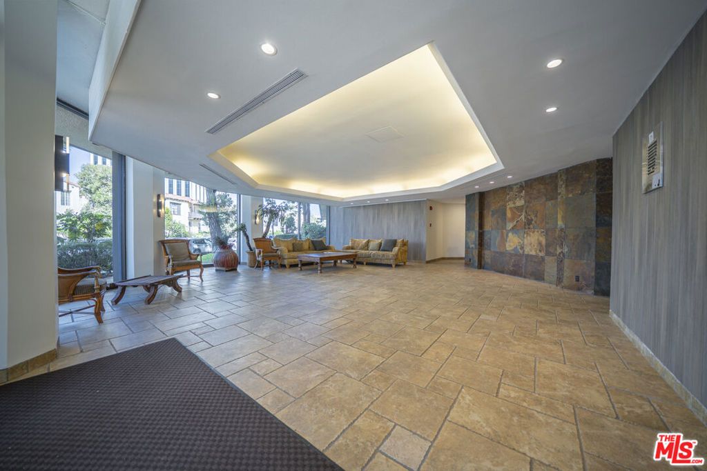 Photo of 750 S Spaulding Avenue #312, Los Angeles, CA 90036 (MLS # 25600951)