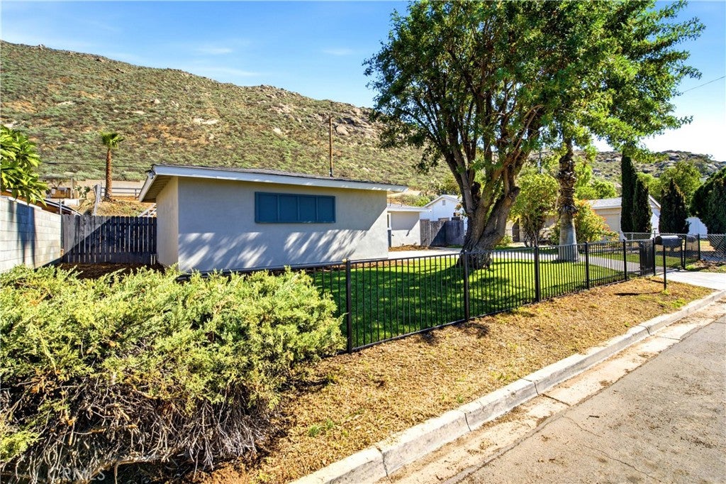5901 Paramount