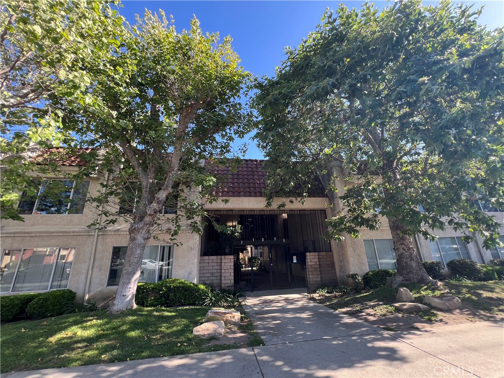 Beautiful upper level unit, recessed lighting in living room & kitchen, mirrored closet doors, EV charger ready, bonus room not listed can be used as office or storage. Nice quiet building centrally located to public transportation, eateries, bars and gyms.