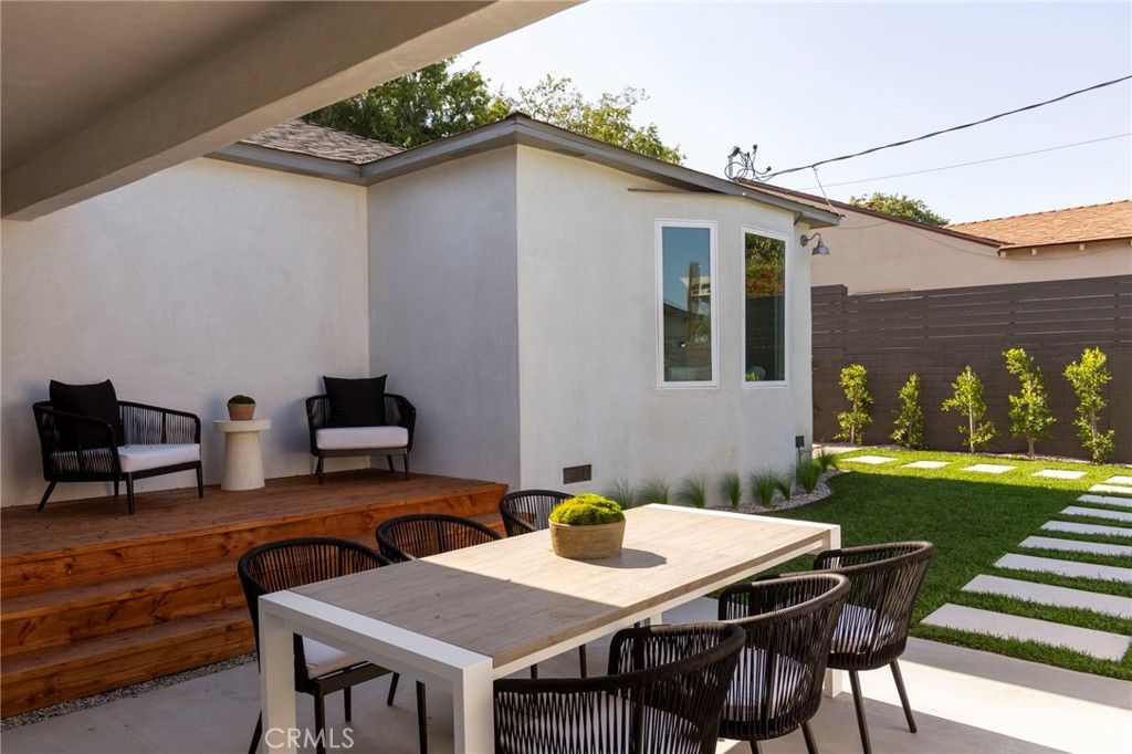 Photo of 3554 S Sycamore Avenue, Los Angeles, CA 90016 (MLS # DW25219086)