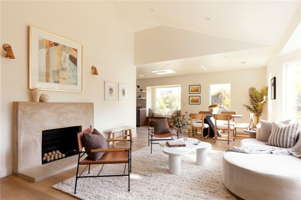 Photo of 3554 S Sycamore Avenue, Los Angeles, CA 90016 (MLS # DW25219086)