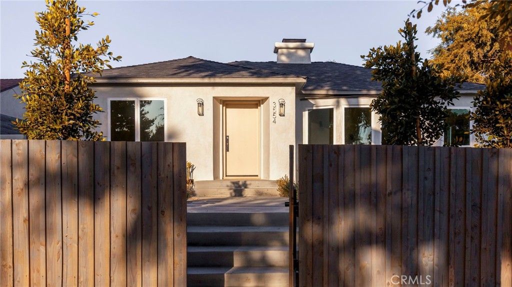 Photo of 3554 S Sycamore Avenue, Los Angeles, CA 90016 (MLS # DW25219086)