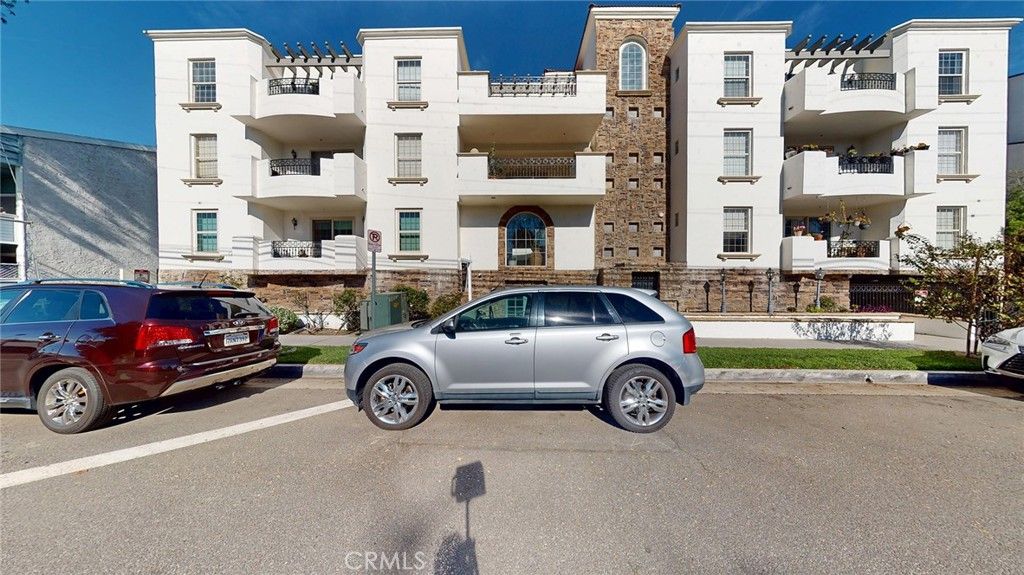 Photo of 12407 Moorpark #301, Studio City, CA 91604 (MLS # SR26015664)