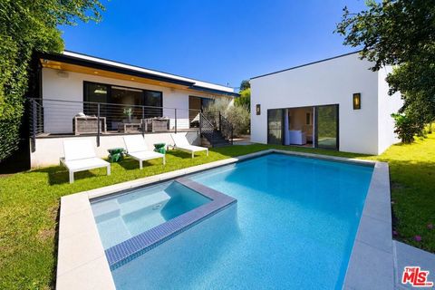 Photo of 123 S Kilkea Drive, Los Angeles, CA 90048 (MLS # 26840103)