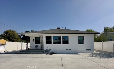 Photo of 7454 Gaviota, Van Nuys, CA 91406 (MLS # SR25248788) Photo of 7454 Gaviota, Van Nuys, CA 91406 (MLS # SR25248788)