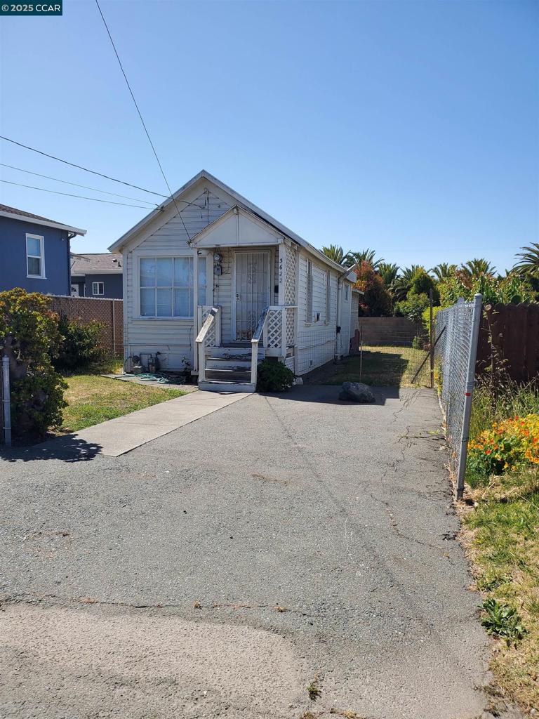Cozy cottage 1 bedroom & 1 bath, in great location. This one is a fixer, needs work & upgrades. Great opportunity for buyer with rehab loan. Court location near to shopping, restaurants & schools. Minutes to freeway access and BART Stations.