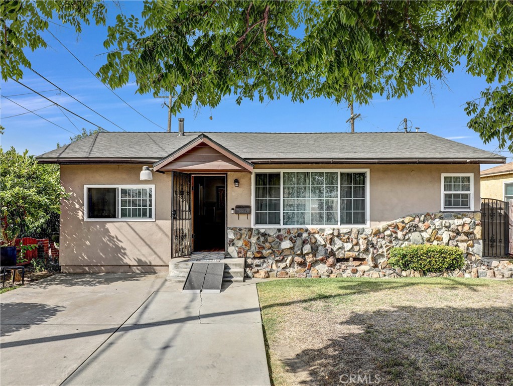 Welcome to this 4-bedroom single-family home nestled in the heart of South Gate-an ideal opportunity for first-time home buyers. Inside, you'll find a spacious layout with natural light and plenty of room to grow. Enjoy summer days in your private backyard featuring a sparkling pool—perfect for relaxing or entertaining family and friends. With solid bones and great potential, this home is ready for your personal touch to transform it into a model-worthy space. Situated in a well-established neighborhood close to schools, shopping, and major freeways, this home offers both convenience and value.
Don’t miss your chance to host summer gatherings in one of the area's most affordable pool homes.