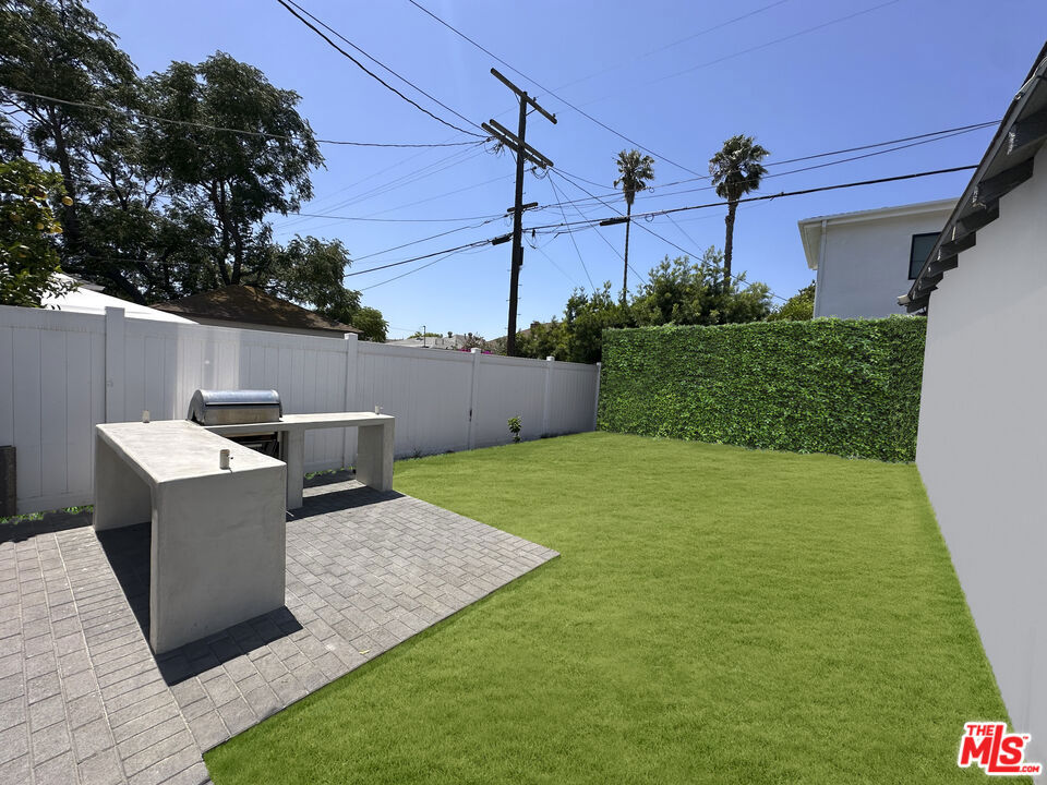 1901 S Point View Street
