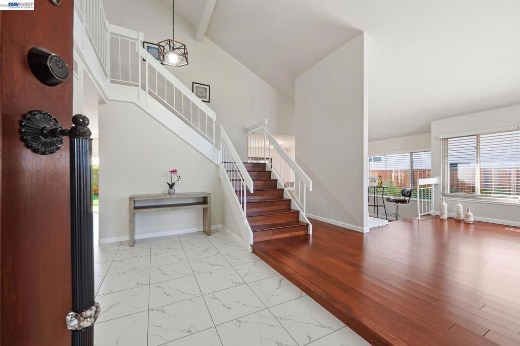 330 Tampa Ct