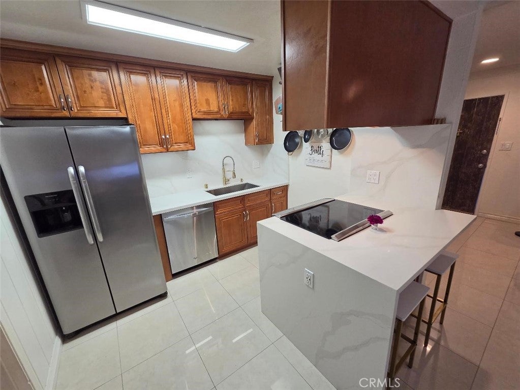 1010 W Macarthur Boulevard 77