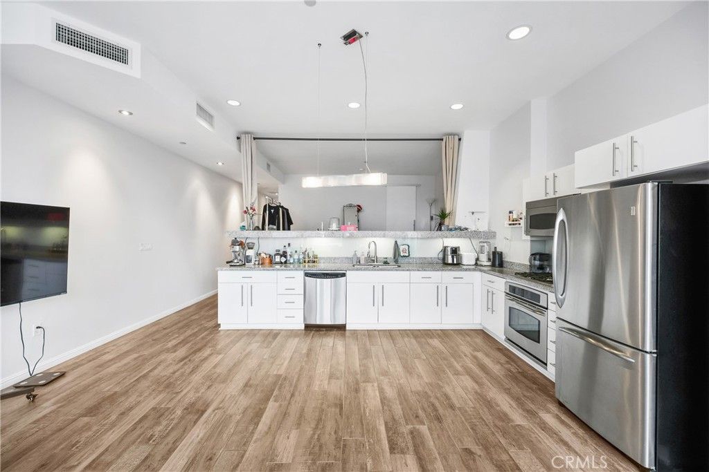 Photo of 1100 Wilshire Boulevard #2607, Los Angeles, CA 90017 (MLS # OC25132787)