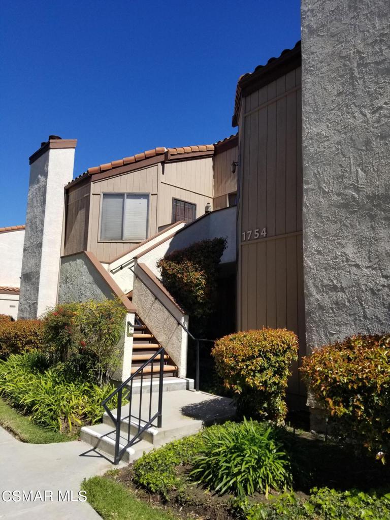West Simi Valley lovely one-story upper-level condo with vaulted ceilings in the living room, a private balcony and spacious main bedroom with an in-suite bathroom. Included is a refrigerator, and black appliances, indoor laundry including washer and dryer, a carport for parking and storage closet. Water and trash are included in rent, HOA community offers pool/spa, centrally located BBQ grills, a laundry facility, and tennis courts. Close proximity to restaurants, shopping, schools and easy FWY access.