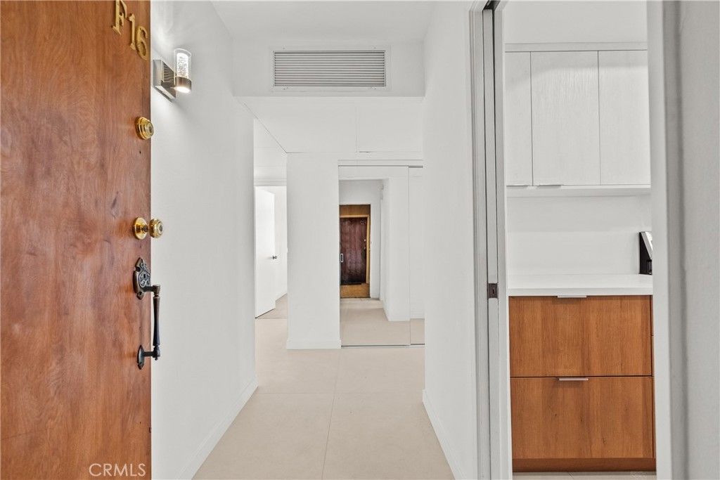 Photo of 2385 Roscomare Rd #F16, Bel Air, CA 90077 (MLS # SR25272742)