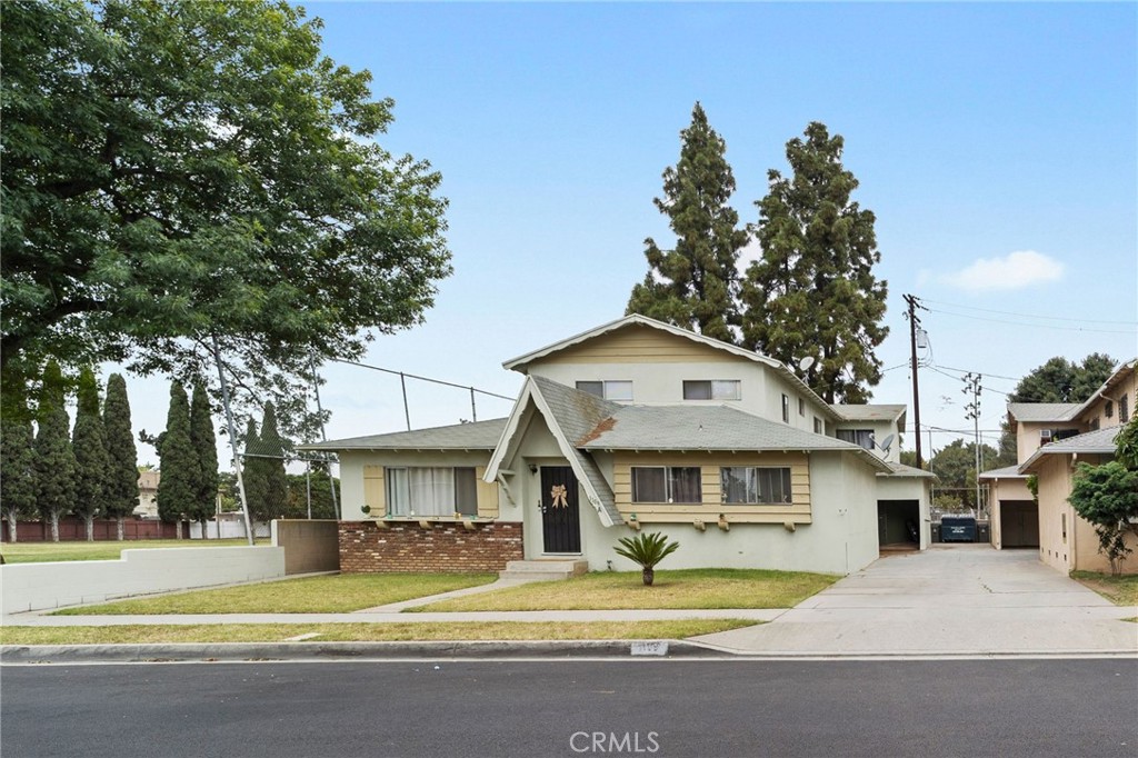 This fully leased fourplex offers both steady income and future upside. The property consists of one 3 bedroom, 2 bath, two 2-bedroom, 1-bath units and a 1 bed, 1 bath unit, each with its own entrance and spacious layout. One Unit has been recently remodeled with fresh paint updated flooring, bathroom and countertops, while the other three units are in original condition and primed for cosmetic upgrades.
Situated on a 6,800+ sq ft lot, the property includes on-site parking, a shared backyard area, and separate gas and electric meters for each unit.
Located just minutes from the Montebello Mall, local schools, parks, and major commuter routes including the 60 and 605 freeways.