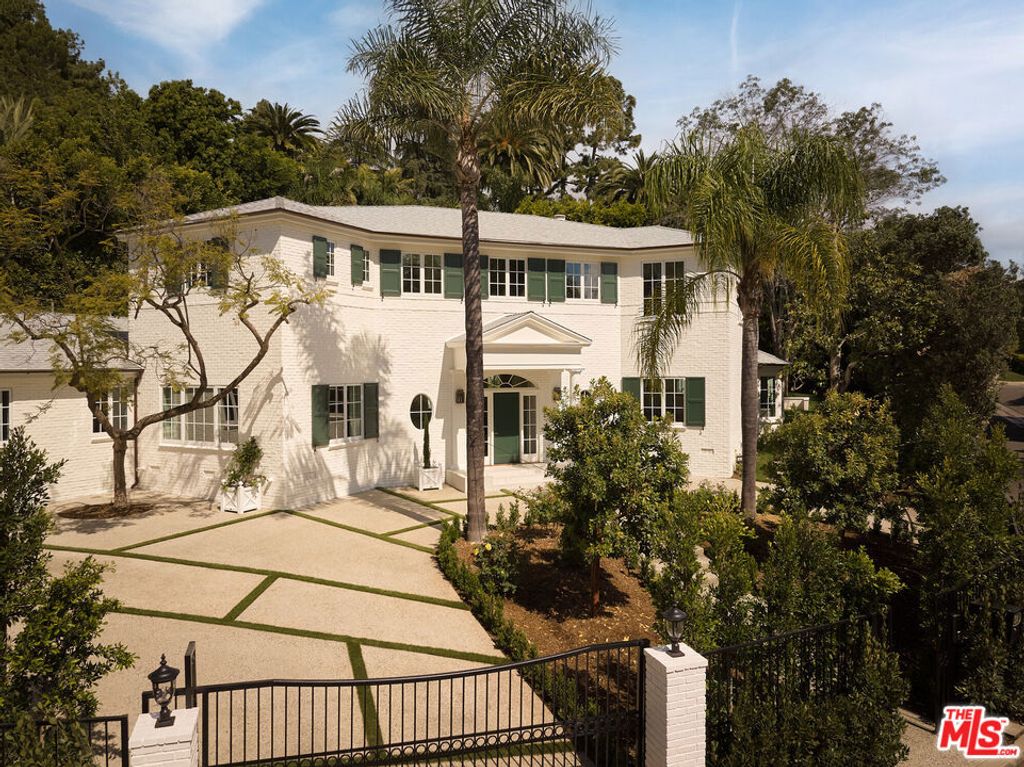 Photo of 31 Oakmont Drive, Los Angeles, CA 90049 (MLS # 26832127)