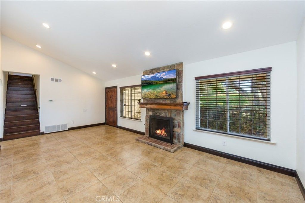 Photo of 1305 Sheffield Place, Thousand Oaks, CA 91360 (MLS # SR25170394)
