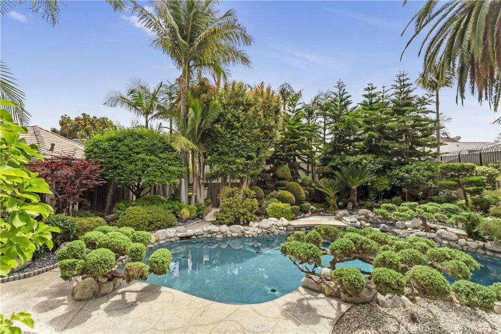 Photo of 434 S Irving Boulevard, Los Angeles, CA 90020 (MLS # WS25119967)