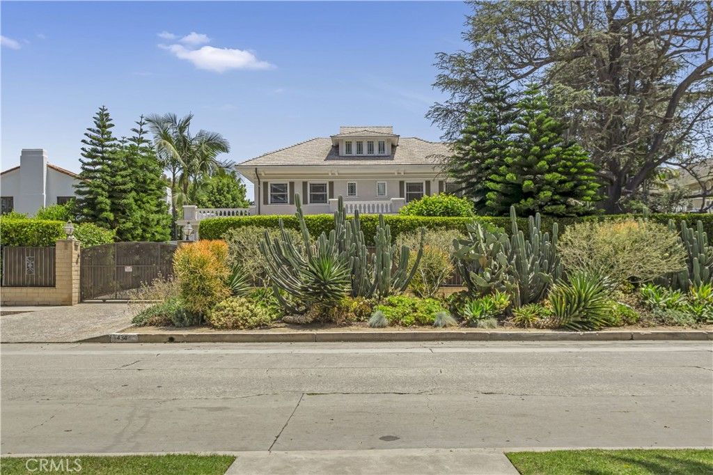 Photo of 434 S Irving Boulevard, Los Angeles, CA 90020 (MLS # WS25119967)