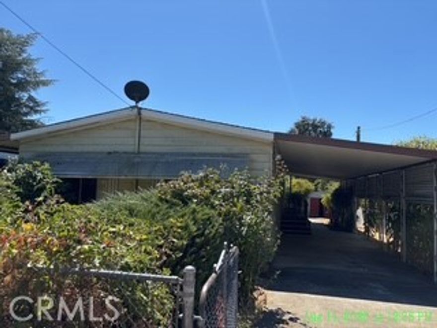 Quiet end of the road living.  Close to the lake and town. 2 bedroom 2 bath home with a fenced lot and shed.  Breakfast bar and dining area or tv room.