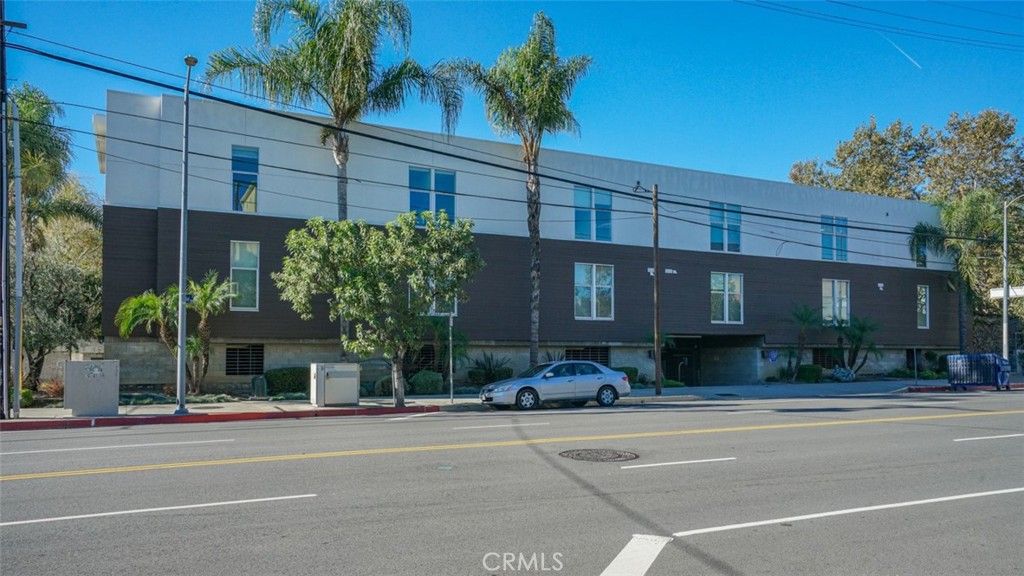 Photo of 4705 Whitsett #106, Studio City, CA 91604 (MLS # BB25274497)