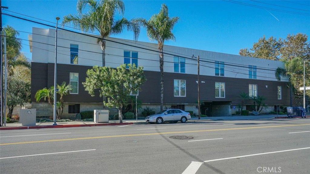 Photo of 4705 Whitsett #106, Studio City, CA 91604 (MLS # BB25274497)