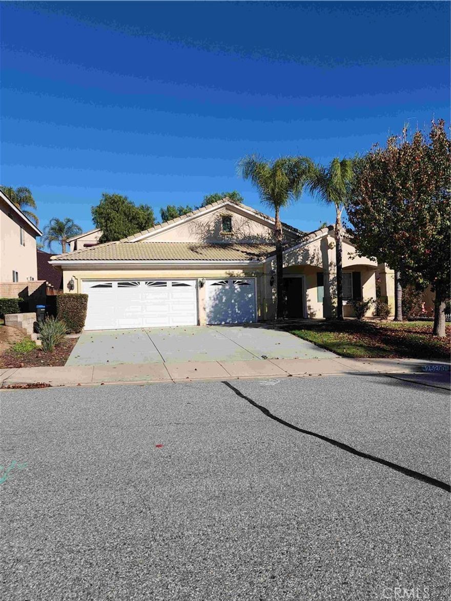 Single story 4bed/2 bath; 3-car garage located in a well established neighborhood.  small HOA. open concept kitchen flows into the family room.  front combination living/dining area.  master bedroom has a separate tub & shower; dual sinks with a vanity and a walk-in closet.  central A/C-heating system. spacious 3-car garage.