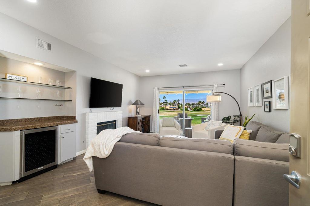 673 Vista Lago Circle N