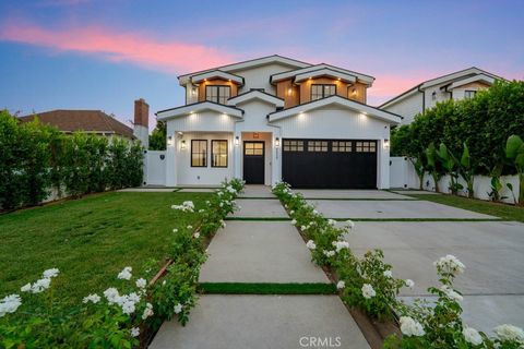 Photo of 4539 Longridge Avenue, Sherman Oaks, CA 91423 (MLS # SR26104387)