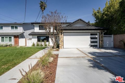 Photo of 13925 Branton Place, Sherman Oaks, CA 91423 (MLS # 26665901)