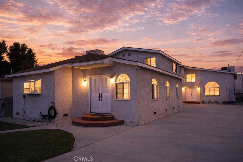 Photo of 14349 Tiara Street, Sherman Oaks, CA 91401 (MLS # SR26047212)