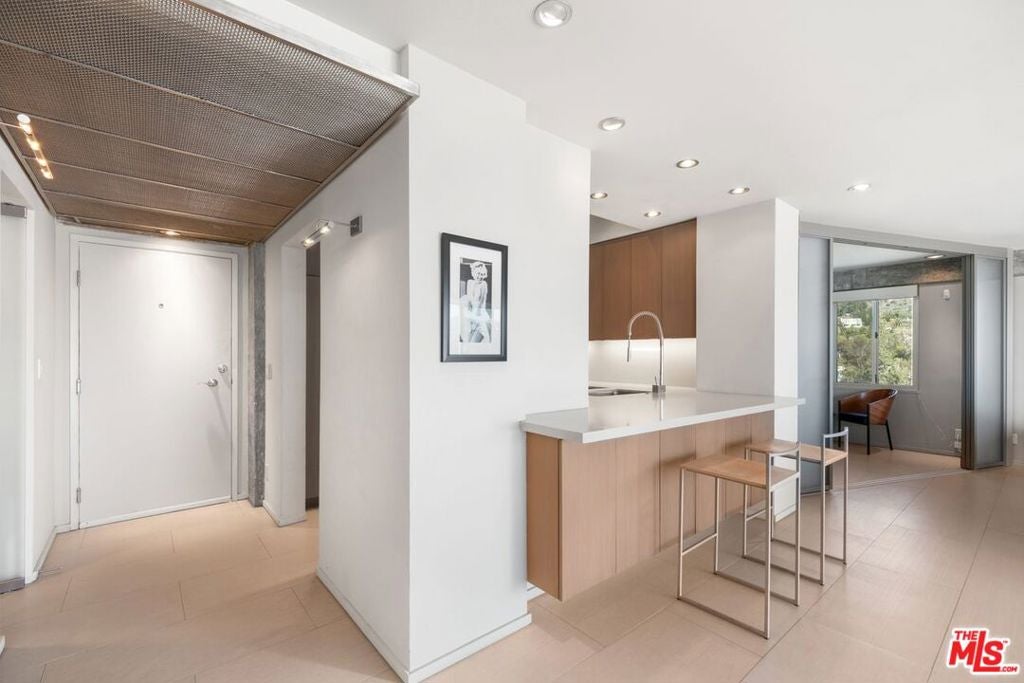 Photo of 7135 Hollywood Boulevard #1210, Los Angeles, CA 90046 (MLS # 26702441)