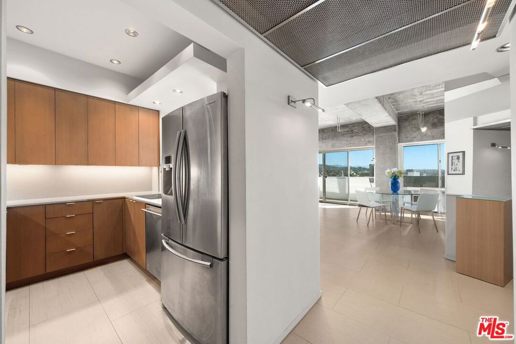 7135 Hollywood Boulevard 1210