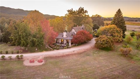Photo of 5415 Fairhills Rd, Paso Robles, CA 93446 (MLS # NS25253741)